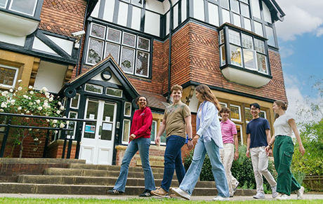 Start pre-selecție pentru bursele de merit St Clare